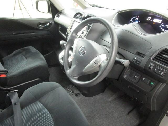 セレナ ２０Ｘ　Ｓ－ハイブリッド　ＡＵＴＯエアコン　横滑り防止機能　リアカメラ　ダブルエアコン　ウォークスルー　３列シート　１オーナー　ＥＴＣ　スマートキー　キーレスエントリー　盗難防止システム　メモリーナビ　パワーウィンドウ　ＰＳ（7枚目）