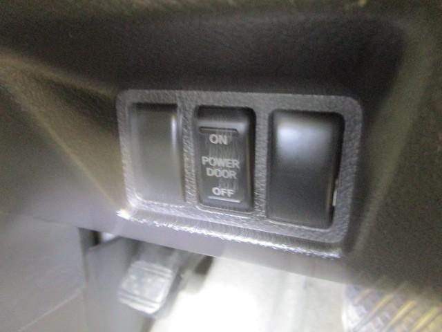 セレナ ２０Ｘ　Ｓ－ハイブリッド　ＡＵＴＯエアコン　横滑り防止機能　リアカメラ　ダブルエアコン　ウォークスルー　３列シート　１オーナー　ＥＴＣ　スマートキー　キーレスエントリー　盗難防止システム　メモリーナビ　パワーウィンドウ　ＰＳ（9枚目）