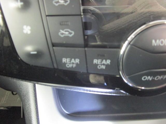 セレナ ２０Ｘ　Ｓ－ハイブリッド　ＡＵＴＯエアコン　横滑り防止機能　リアカメラ　ダブルエアコン　ウォークスルー　３列シート　１オーナー　ＥＴＣ　スマートキー　キーレスエントリー　盗難防止システム　メモリーナビ　パワーウィンドウ　ＰＳ（16枚目）