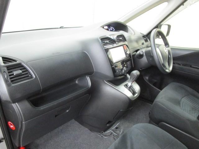 セレナ ２０Ｘ　Ｓ－ハイブリッド　ＡＵＴＯエアコン　横滑り防止機能　リアカメラ　ダブルエアコン　ウォークスルー　３列シート　１オーナー　ＥＴＣ　スマートキー　キーレスエントリー　盗難防止システム　メモリーナビ　パワーウィンドウ　ＰＳ（28枚目）