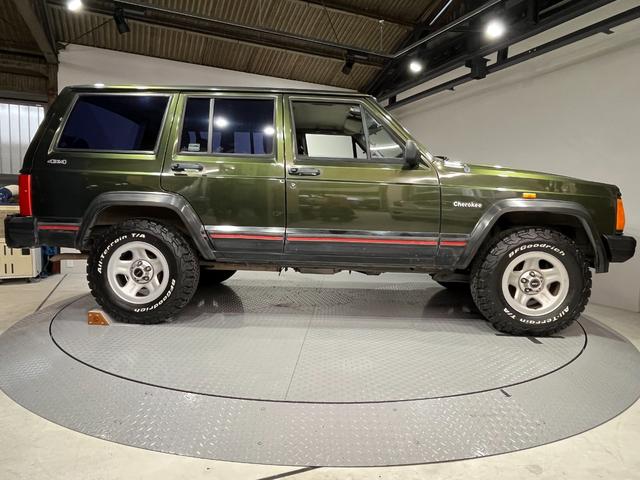 ジープ・チェロキー スポーツ　前期スポーツ・４ＷＤ・新品ＢＦグッドリッチオールテレーンタイヤ・モスグリーン・背面タイヤ（4枚目）