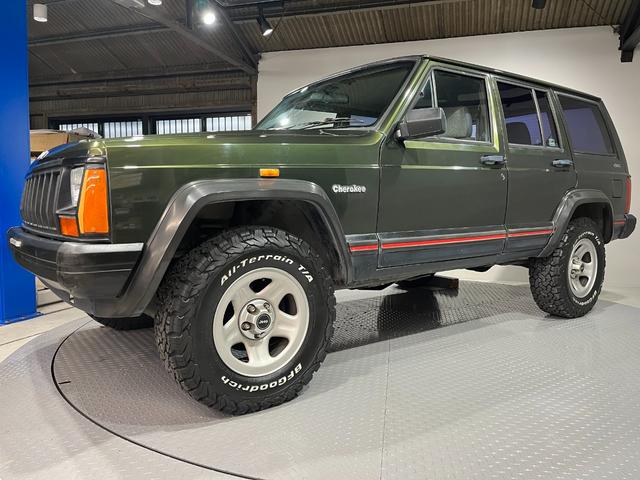 ジープ・チェロキー スポーツ　前期スポーツ・４ＷＤ・新品ＢＦグッドリッチオールテレーンタイヤ・モスグリーン・背面タイヤ（9枚目）