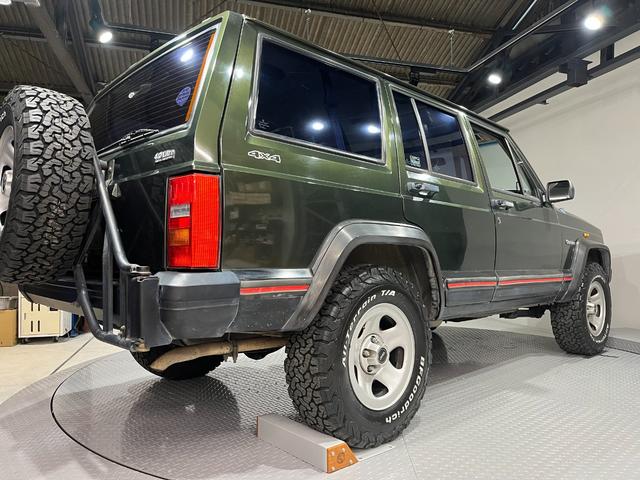 ジープ・チェロキー スポーツ　前期スポーツ・４ＷＤ・新品ＢＦグッドリッチオールテレーンタイヤ・モスグリーン・背面タイヤ（10枚目）