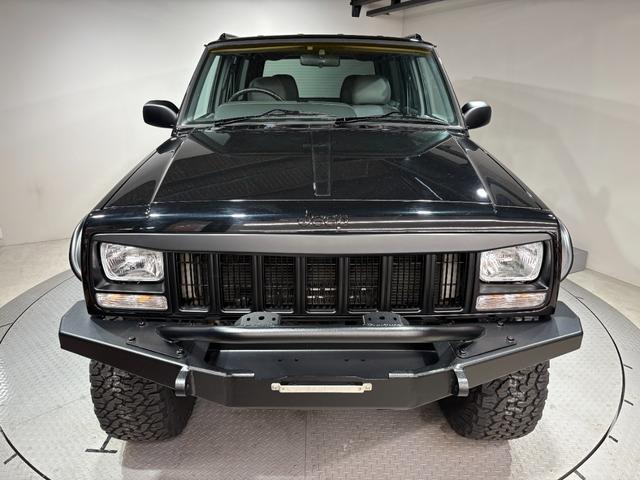 ジープ・チェロキー リミテッド　後期リミテッド・４ＷＤ・４．５インチリフトアップ・オールペン済・タイヤホイール新品・前後社外バンパー・ヒッチメンバー付・リアルグレーレザーシート・運転席シート座面レザー張替え済み・ブラック（2枚目）