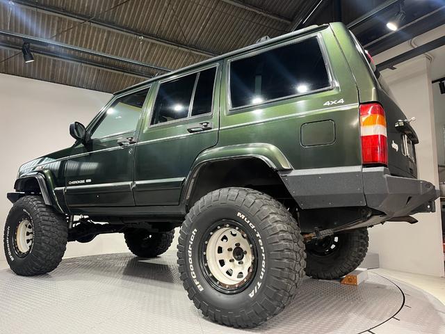 ジープ・チェロキー リミテッド　後期リミテッド・４ＷＤ・４．５インチリフトアップ・前後社外バンパー・ヒッチメンバー付・リアルグレーレザーシート・運転席シート座面レザー張替え済み・グリーン（9枚目）