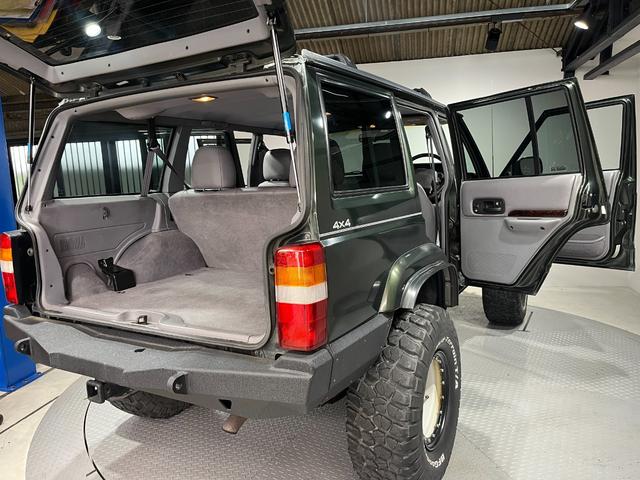 ジープ・チェロキー リミテッド　後期リミテッド・４ＷＤ・４．５インチリフトアップ・オールペン済・タイヤホイール新品・前後社外バンパー・ヒッチメンバー付・リアルグレーレザーシート・運転席シート座面レザー張替え済み・ブラック（13枚目）