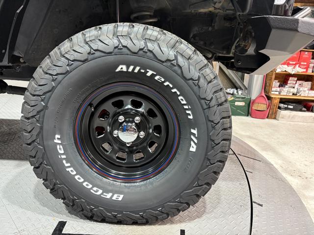 ジープ・チェロキー リミテッド　後期リミテッド・４ＷＤ・４．５インチリフトアップ・オールペン済・タイヤホイール新品・前後社外バンパー・ヒッチメンバー付・リアルグレーレザーシート・運転席シート座面レザー張替え済み・ブラック（38枚目）