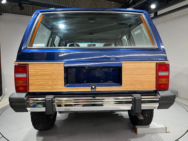 ジープ・チェロキー スポーツ　前期スポーツ・４ＷＤ・同色オールペン済・ウッドシート施工済・新品前後メッキバンパー・新品メッキグリル・新品メッキドアハンドル・ＢＦグッドリッチオールテレーンタイヤ・デイトナホイール新品・ネイビー（3枚目）