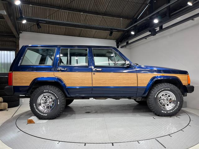 ジープ・チェロキー スポーツ　前期スポーツ・４ＷＤ・同色オールペン済・ウッドシート施工済・新品前後メッキバンパー・新品メッキグリル・新品メッキドアハンドル・ＢＦグッドリッチオールテレーンタイヤ・デイトナホイール新品・ネイビー（4枚目）