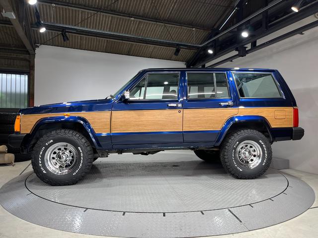ジープ・チェロキー スポーツ　前期スポーツ・４ＷＤ・同色オールペン済・ウッドシート施工済・新品前後メッキバンパー・新品メッキグリル・新品メッキドアハンドル・ＢＦグッドリッチオールテレーンタイヤ・デイトナホイール新品・ネイビー（5枚目）