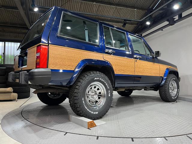 ジープ・チェロキー スポーツ　前期スポーツ・４ＷＤ・同色オールペン済・ウッドシート施工済・新品前後メッキバンパー・新品メッキグリル・新品メッキドアハンドル・ＢＦグッドリッチオールテレーンタイヤ・デイトナホイール新品・ネイビー（8枚目）