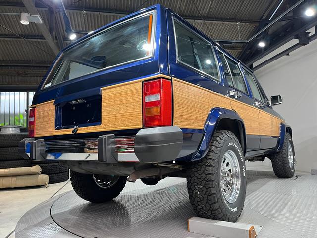 ジープ・チェロキー スポーツ　前期スポーツ・４ＷＤ・同色オールペン済・ウッドシート施工済・新品前後メッキバンパー・新品メッキグリル・新品メッキドアハンドル・ＢＦグッドリッチオールテレーンタイヤ・デイトナホイール新品・ネイビー（10枚目）