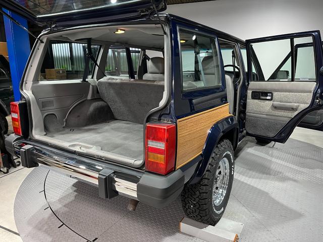ジープ・チェロキー スポーツ　前期スポーツ・４ＷＤ・同色オールペン済・ウッドシート施工済・新品前後メッキバンパー・新品メッキグリル・新品メッキドアハンドル・ＢＦグッドリッチオールテレーンタイヤ・デイトナホイール新品・ネイビー（13枚目）