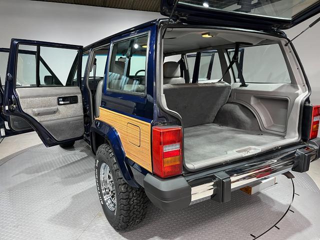 ジープ・チェロキー スポーツ　前期スポーツ・４ＷＤ・同色オールペン済・ウッドシート施工済・新品前後メッキバンパー・新品メッキグリル・新品メッキドアハンドル・ＢＦグッドリッチオールテレーンタイヤ・デイトナホイール新品・ネイビー（14枚目）