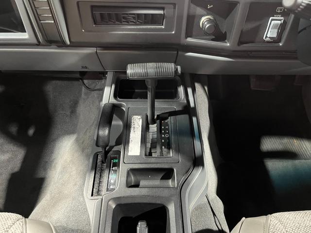 ジープ・チェロキー スポーツ　前期スポーツ・４ＷＤ・同色オールペン済・ウッドシート施工済・新品前後メッキバンパー・新品メッキグリル・新品メッキドアハンドル・ＢＦグッドリッチオールテレーンタイヤ・デイトナホイール新品・ネイビー（22枚目）