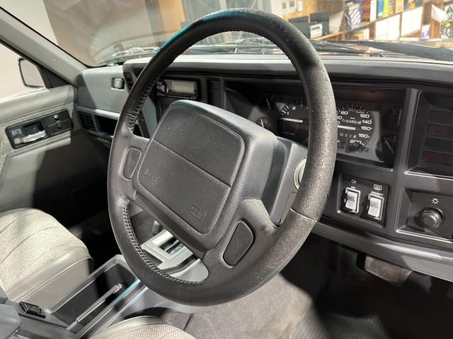 ジープ・チェロキー スポーツ　前期スポーツ・４ＷＤ・同色オールペン済・ウッドシート施工済・新品前後メッキバンパー・新品メッキグリル・新品メッキドアハンドル・ＢＦグッドリッチオールテレーンタイヤ・デイトナホイール新品・ネイビー（25枚目）