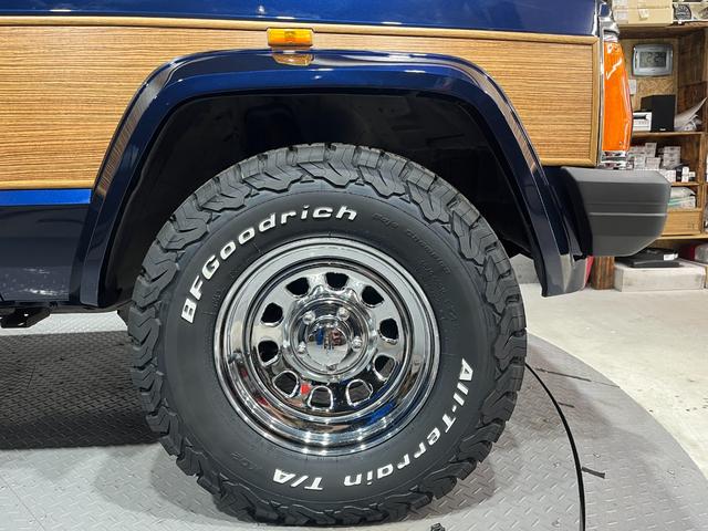 ジープ・チェロキー スポーツ　前期スポーツ・４ＷＤ・同色オールペン済・ウッドシート施工済・新品前後メッキバンパー・新品メッキグリル・新品メッキドアハンドル・ＢＦグッドリッチオールテレーンタイヤ・デイトナホイール新品・ネイビー（37枚目）