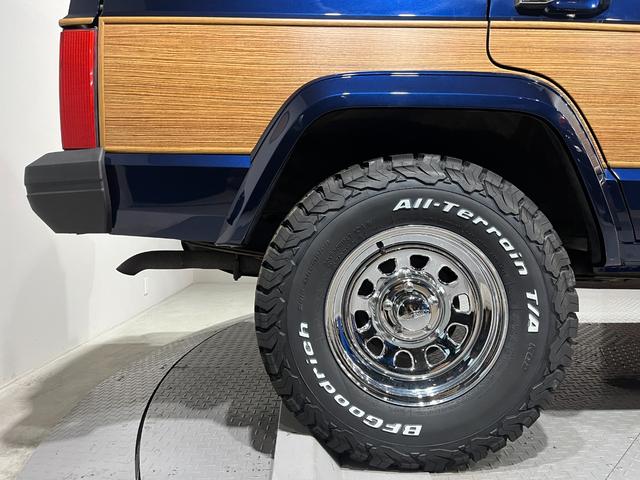 ジープ・チェロキー スポーツ　前期スポーツ・４ＷＤ・同色オールペン済・ウッドシート施工済・新品前後メッキバンパー・新品メッキグリル・新品メッキドアハンドル・ＢＦグッドリッチオールテレーンタイヤ・デイトナホイール新品・ネイビー（38枚目）