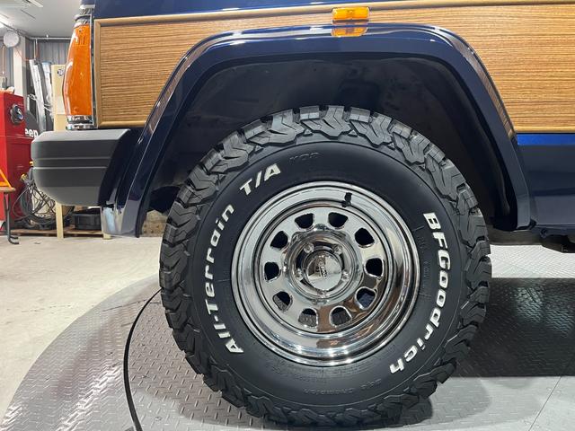 ジープ・チェロキー スポーツ　前期スポーツ・４ＷＤ・同色オールペン済・ウッドシート施工済・新品前後メッキバンパー・新品メッキグリル・新品メッキドアハンドル・ＢＦグッドリッチオールテレーンタイヤ・デイトナホイール新品・ネイビー（39枚目）