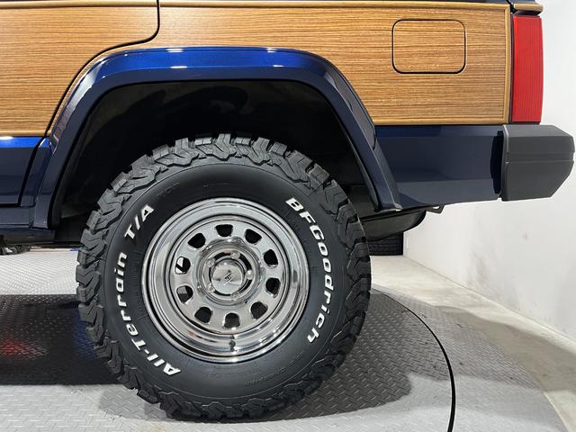 ジープ・チェロキー スポーツ　前期スポーツ・４ＷＤ・同色オールペン済・ウッドシート施工済・新品前後メッキバンパー・新品メッキグリル・新品メッキドアハンドル・ＢＦグッドリッチオールテレーンタイヤ・デイトナホイール新品・ネイビー（40枚目）