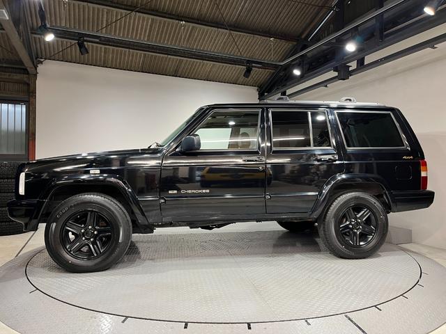 ジープ・チェロキー リミテッド　リミテッド　後期リミテッド・４ＷＤ・純正１６アルミつや消し黒塗装・ナビ・ドラレコ・リアルベージュレザー・ブラック（5枚目）