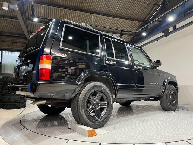 ジープ・チェロキー リミテッド　リミテッド　後期リミテッド・４ＷＤ・純正１６アルミつや消し黒塗装・ナビ・ドラレコ・リアルベージュレザー・ブラック（8枚目）