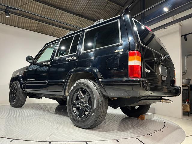 ジープ・チェロキー リミテッド　リミテッド　後期リミテッド・４ＷＤ・純正１６アルミつや消し黒塗装・ナビ・ドラレコ・リアルベージュレザー・ブラック（9枚目）