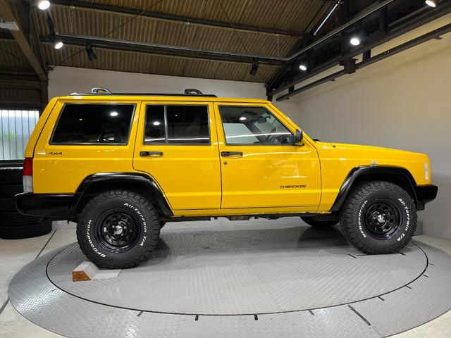 ジープ・チェロキー スポーツ　後期スポーツ・４ＷＤ・新品ＢＦグッドリッチオールテレーンタイヤ・デイトナブラックホイール・ルーフレール・自社オールペン済み・イエロー（4枚目）