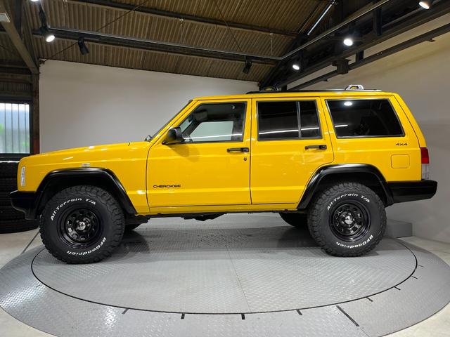 ジープ・チェロキー スポーツ　後期スポーツ・４ＷＤ・新品ＢＦグッドリッチオールテレーンタイヤ・デイトナブラックホイール・ルーフレール・自社オールペン済み・イエロー（5枚目）