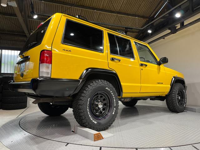 ジープ・チェロキー スポーツ　後期スポーツ・４ＷＤ・新品ＢＦグッドリッチオールテレーンタイヤ・デイトナブラックホイール・ルーフレール・自社オールペン済み・イエロー（8枚目）