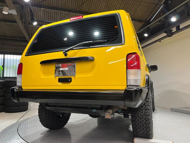 ジープ・チェロキー スポーツ　後期スポーツ・４ＷＤ・新品ＢＦグッドリッチオールテレーンタイヤ・デイトナブラックホイール・ルーフレール・自社オールペン済み・イエロー（10枚目）