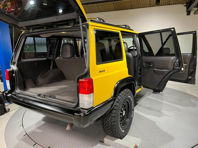 ジープ・チェロキー スポーツ　後期スポーツ・４ＷＤ・新品ＢＦグッドリッチオールテレーンタイヤ・デイトナブラックホイール・ルーフレール・自社オールペン済み・イエロー（13枚目）