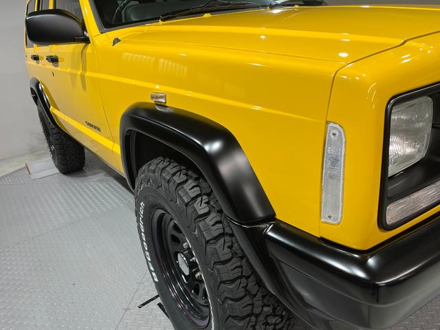 ジープ・チェロキー スポーツ　後期スポーツ・４ＷＤ・新品ＢＦグッドリッチオールテレーンタイヤ・デイトナブラックホイール・ルーフレール・自社オールペン済み・イエロー（44枚目）