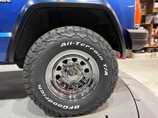 ジープ・チェロキー スポーツ　前期スポーツ・４ＷＤ・１ＤＩＮオーディオ・前後ドライブレコーダー・新品ＢＦグッドリッチオールテレーンタイヤ・新品デイトナクロームホイール・３本スポークハンドル・内装ベージュ・ブルー（40枚目）