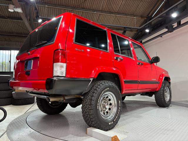 ジープ・チェロキー スポーツ　後期スポーツ・４ＷＤ・１ＤＩＮオーディオ・２インチリフトアップ・デイトナメッキ・メッキグリル・リアスモークフィルム・レッド（8枚目）
