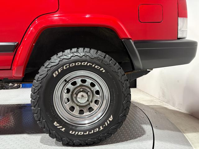 ジープ・チェロキー スポーツ　後期スポーツ・４ＷＤ・１ＤＩＮオーディオ・２インチリフトアップ・デイトナメッキ・メッキグリル・リアスモークフィルム・レッド（40枚目）