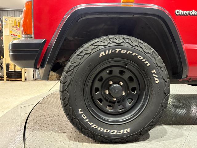 ジープ・チェロキー スポーツ　前期スポーツ・４ＷＤ・１ＤＩＮオーディオ・メッキグリル・メッキバンパー・３本スポークハンドル・内装ベージュ・レッド（39枚目）