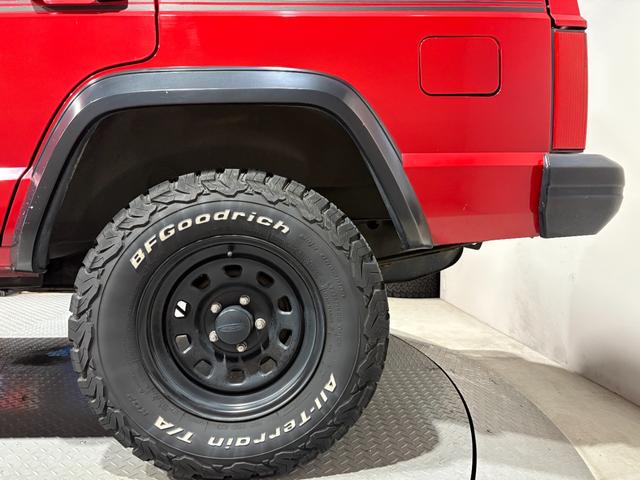 ジープ・チェロキー スポーツ　前期スポーツ・４ＷＤ・１ＤＩＮオーディオ・メッキグリル・メッキバンパー・３本スポークハンドル・内装ベージュ・レッド（40枚目）