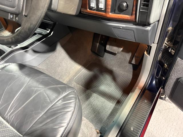 ジープ・チェロキー リミテッド　前期リミテッド・４ＷＤ・キーレス・Ｂｌｕｅｔｏｏｔｈオーディオ・メッキグリル・メッキ前後バンパー・内装ブラック・ワインレッドオールペン・ＨＱ（31枚目）