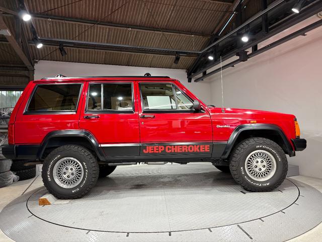 ジープ・チェロキー リミテッド　前期リミテッド・４ＷＤ・Ｒ５年オールペン、ＨＱ整備済み・Ｂｌｕｅｔｏｏｔｈオーディオ・３本スポークハンドル・シートスポーツ仕様・レッド（4枚目）