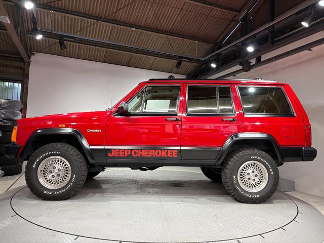 ジープ・チェロキー リミテッド　前期リミテッド・４ＷＤ・Ｒ５年オールペン、ＨＱ整備済み・Ｂｌｕｅｔｏｏｔｈオーディオ・３本スポークハンドル・シートスポーツ仕様・レッド（5枚目）