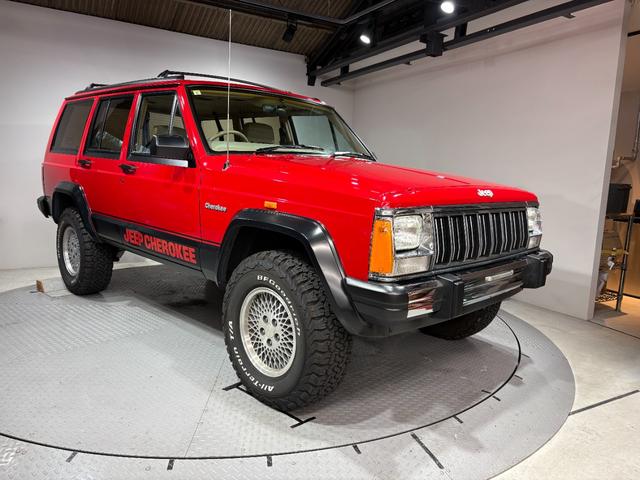 ジープ・チェロキー リミテッド　前期リミテッド・４ＷＤ・Ｒ５年オールペン、ＨＱ整備済み・Ｂｌｕｅｔｏｏｔｈオーディオ・３本スポークハンドル・シートスポーツ仕様・レッド（6枚目）