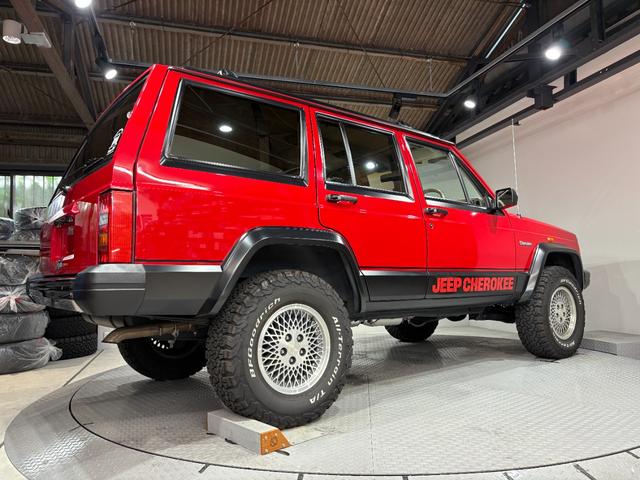 ジープ・チェロキー リミテッド　前期リミテッド・４ＷＤ・Ｒ５年オールペン、ＨＱ整備済み・Ｂｌｕｅｔｏｏｔｈオーディオ・３本スポークハンドル・シートスポーツ仕様・レッド（8枚目）