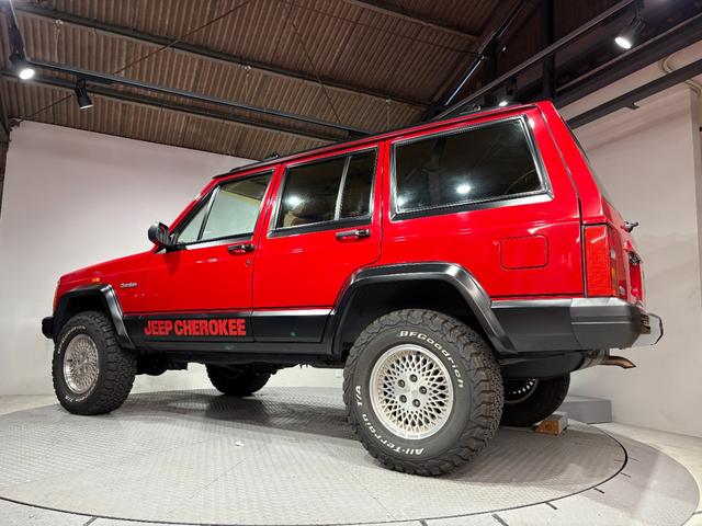 ジープ・チェロキー リミテッド　前期リミテッド・４ＷＤ・Ｒ５年オールペン、ＨＱ整備済み・Ｂｌｕｅｔｏｏｔｈオーディオ・３本スポークハンドル・シートスポーツ仕様・レッド（9枚目）