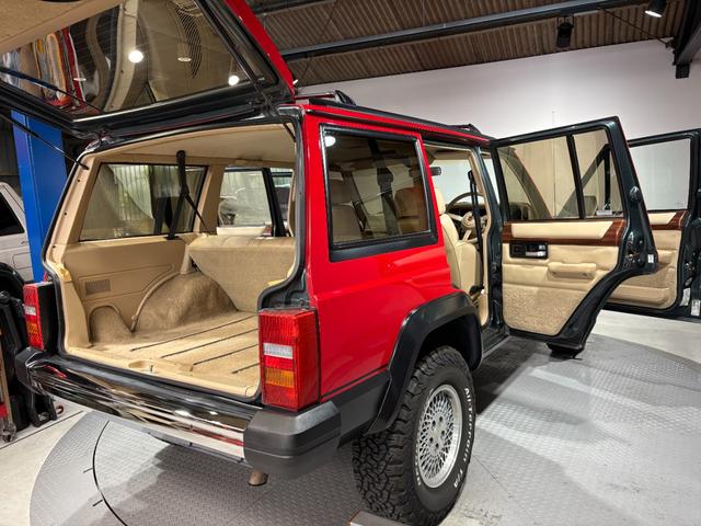 ジープ・チェロキー リミテッド　前期リミテッド・４ＷＤ・Ｒ５年オールペン、ＨＱ整備済み・Ｂｌｕｅｔｏｏｔｈオーディオ・３本スポークハンドル・シートスポーツ仕様・レッド（13枚目）