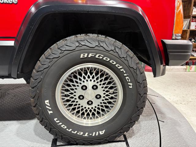 ジープ・チェロキー リミテッド　前期リミテッド・４ＷＤ・Ｒ５年オールペン、ＨＱ整備済み・Ｂｌｕｅｔｏｏｔｈオーディオ・３本スポークハンドル・シートスポーツ仕様・レッド（37枚目）