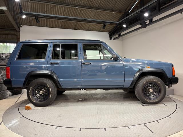ジープ・チェロキー リミテッド　前期リミテッド・４ＷＤ・Ｂｌｕｅｔｏｏｔｈオーディオ・内装ブラック・アルルブルー（4枚目）