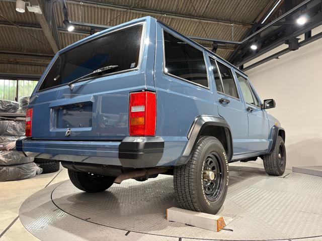 ジープ・チェロキー リミテッド　前期リミテッド・４ＷＤ・Ｂｌｕｅｔｏｏｔｈオーディオ・内装ブラック・アルルブルー（8枚目）