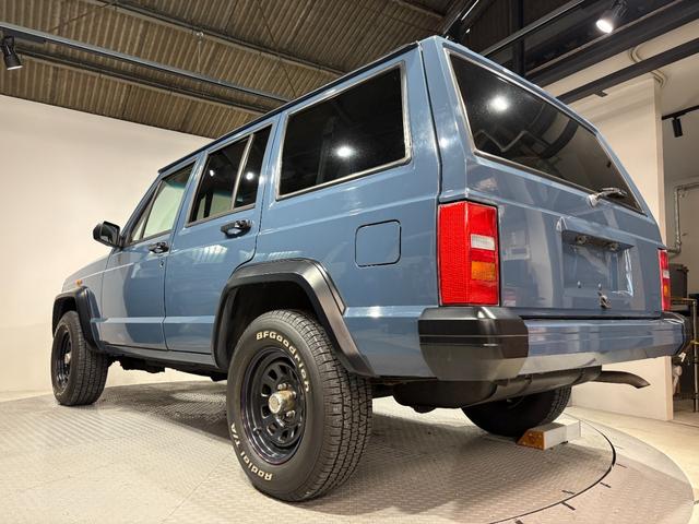 ジープ・チェロキー リミテッド　前期リミテッド・４ＷＤ・Ｂｌｕｅｔｏｏｔｈオーディオ・内装ブラック・アルルブルー（9枚目）