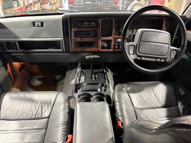 ジープ・チェロキー リミテッド　前期リミテッド・４ＷＤ・Ｂｌｕｅｔｏｏｔｈオーディオ・内装ブラック・アルルブルー（20枚目）